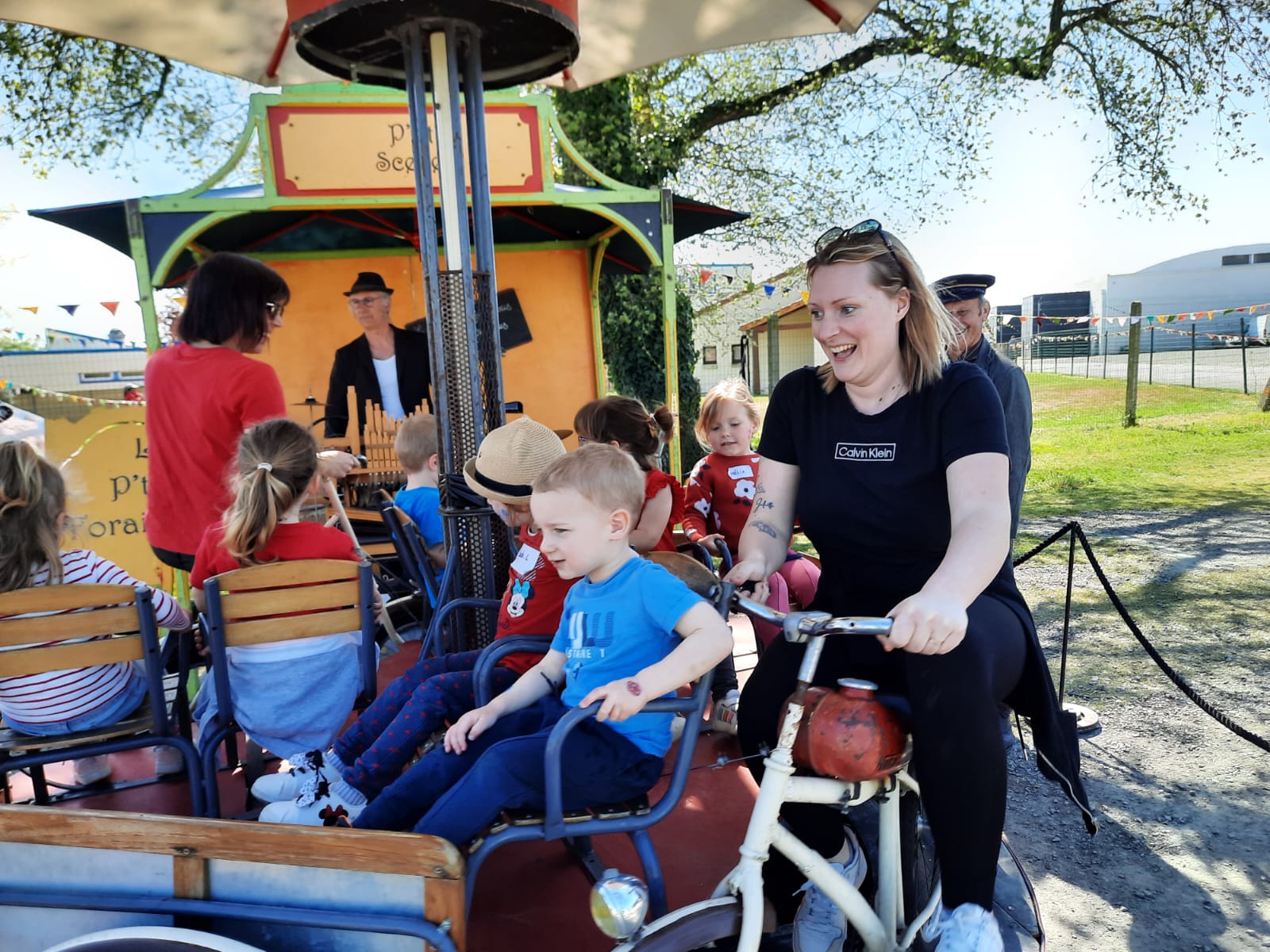 Manège à Pédales La p'tite Foraine Compagnie Stromboli..